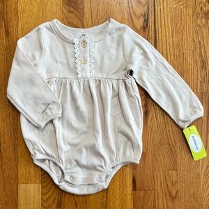 Kiddiezoom Baby Girls 1-Piece Bodysuit Size 18 Month Long Sleeve Snaps Beige NWT